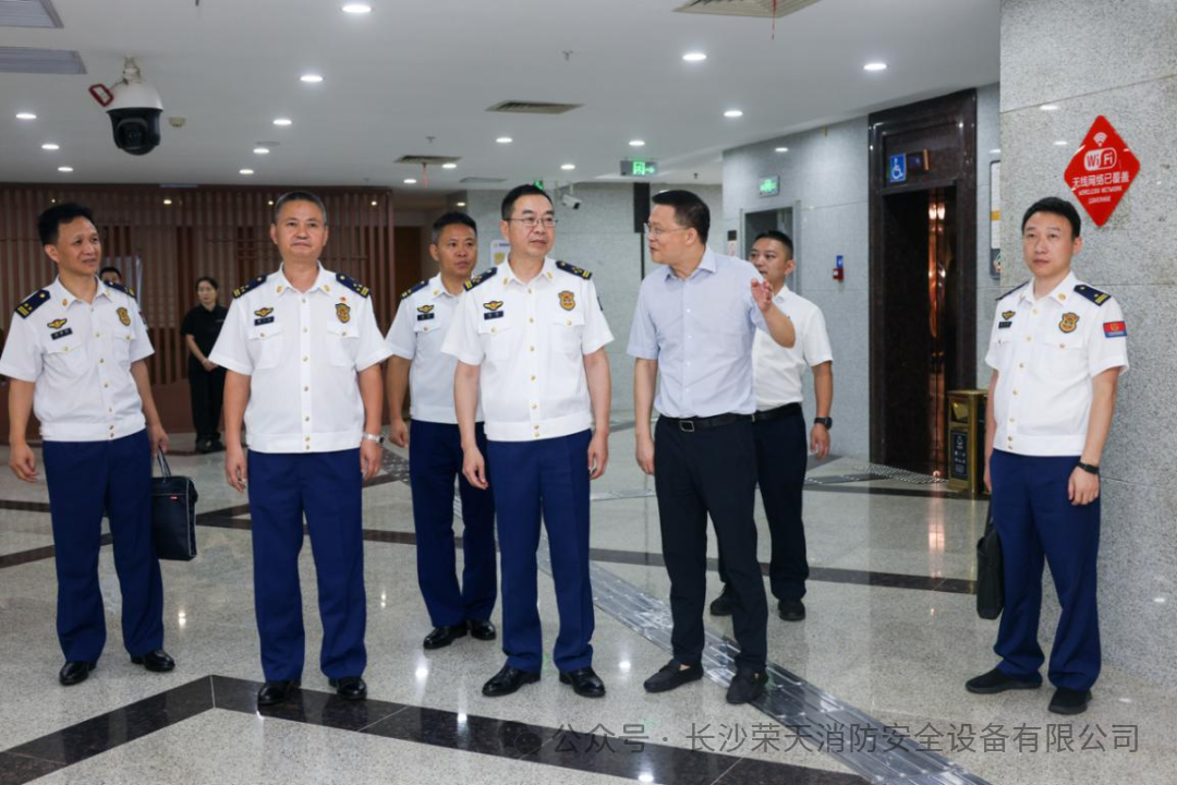 消防總隊領(lǐng)導到我司負責的維保項目進行“湘超”聯(lián)賽消防工作檢查